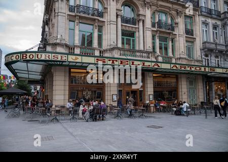 Centre-ville de Bruseels, au cœur de l'Europe, avec cafés et bars servant les célèbres bières belges Banque D'Images