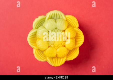 vue de dessus forme de fleur jaune mooncake sur rouge Banque D'Images