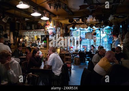 Poechenellekelder dans le centre-ville de Bruseels, au cœur de l'Europe, avec des cafés et des bars servant les célèbres bières belges Banque D'Images