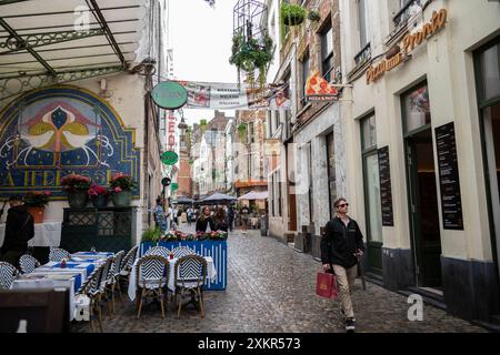 Centre-ville de Bruseels, au cœur de l'Europe, avec cafés et bars servant les célèbres bières belges Banque D'Images