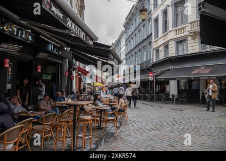 Centre-ville de Bruseels, au cœur de l'Europe, avec cafés et bars servant les célèbres bières belges Banque D'Images