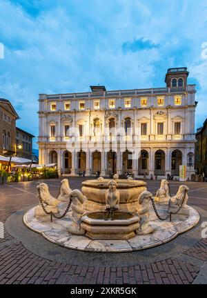 Fontana Contarini et Palazzo Nuovo, Piazza Vecchia, Citta alta, Bergame, Italie Banque D'Images