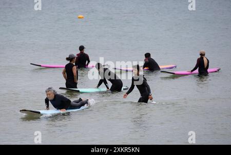 Donghae, Corée du Sud. 24 juillet 2024. Les touristes s'amusent sur la plage de la ville de Donghae, province de Gangwon, Corée du Sud, 24 juillet 2024. Crédit : Jun Hyosang/Xinhua/Alamy Live News Banque D'Images