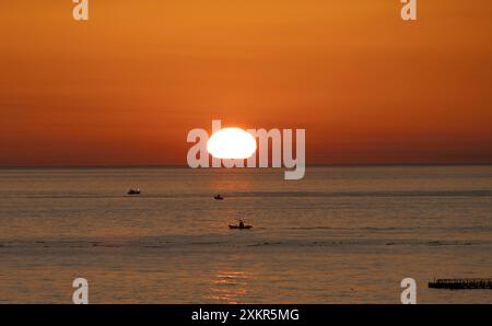 Donghae, Corée du Sud. 24 juillet 2024. Le soleil se lève sur la mer dans la ville de Donghae, province de Gangwon, Corée du Sud, 24 juillet 2024. Crédit : Jun Hyosang/Xinhua/Alamy Live News Banque D'Images