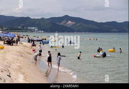 Donghae, Corée du Sud. 24 juillet 2024. Les touristes s'amusent sur la plage de la ville de Donghae, province de Gangwon, Corée du Sud, 24 juillet 2024. Crédit : Jun Hyosang/Xinhua/Alamy Live News Banque D'Images