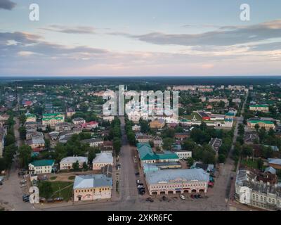 Vue de dessus des maisons et des rues de la partie centrale de la ville d'Uglich au printemps. Banque D'Images