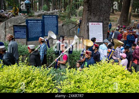 Procession du festival de la déesse Hadimba Devi dans la forêt de Dhungri, Manali, Himachal Pradesh. Banque D'Images