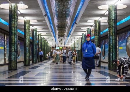 TACHKENT, OUZBÉKISTAN - 6 MAI 2024 : chef d'orchestre en uniforme à la station de métro Kosmonavtlar à Tahskent, Ouzbékistan. Banque D'Images