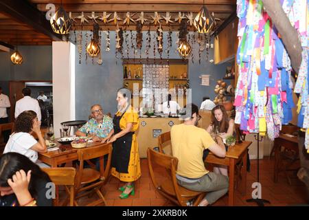 Oaxaca, Mexique. 23 juillet 2024. Les gens apprécient la cuisine traditionnelle d'Oaxaca dans un restaurant de la ville d'Oaxaca, capitale de l'État d'Oaxaca, au Mexique, le 23 juillet 2024. Oaxaca cuisine est une cuisine régionale du Mexique, centrée sur la ville d'Oaxaca. La nourriture traditionnelle telle que la sauce taupe, la sauterelle et la boisson Mezcal sont populaires parmi la population locale et les touristes. Crédit : Li Mengxin/Xinhua/Alamy Live News Banque D'Images