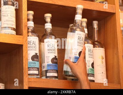 Oaxaca, Mexique. 23 juillet 2024. Cette photo montre des bouteilles de Mezcal dans un restaurant de la ville d'Oaxaca, capitale de l'État d'Oaxaca, au Mexique, le 23 juillet 2024. Oaxaca cuisine est une cuisine régionale du Mexique, centrée sur la ville d'Oaxaca. La nourriture traditionnelle telle que la sauce taupe, la sauterelle et la boisson Mezcal sont populaires parmi la population locale et les touristes. Crédit : Li Mengxin/Xinhua/Alamy Live News Banque D'Images