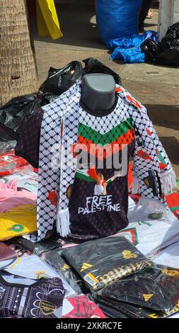 T-shirts et drapeaux Palestine gratuits dans un marché au Maroc. Banque D'Images