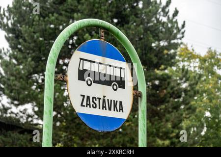 OSTRAVA, RÉPUBLIQUE TCHÈQUE - 14 SEPTEMBRE 2023 : bannière vintage avec un ARRÊT DE BUS texte en langue tchèque, CSAD transport Company Banque D'Images