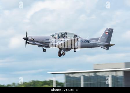 L'avion Diamond DART-750 décolle au Farnborough International Airshow 2024, Royaume-Uni. Diamond Aircraft reconnaissance Trainer Banque D'Images