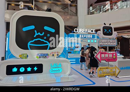 Shanghai, Chine. 24 juillet 2024. Un événement de promotion des casques CubeFace est organisé par BilibiliGoods à Shanghai, en Chine, le 24 juillet 2024. (Photo de Costfoto/NurPhoto) crédit : NurPhoto SRL/Alamy Live News Banque D'Images