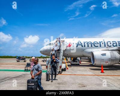 Passagers quittant le vol American Airlines à l'aéroport international Cyril E. King sur l'île caribéenne de St Thomas dans les îles Vierges américaines Banque D'Images
