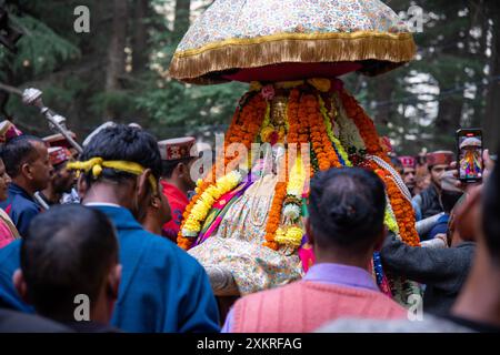 Procession du festival de la déesse Hadimba Devi dans la forêt de Dhungri, Manali, Himachal Pradesh. Banque D'Images