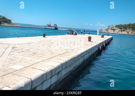 Jetée sur le front de mer de Makarska Banque D'Images