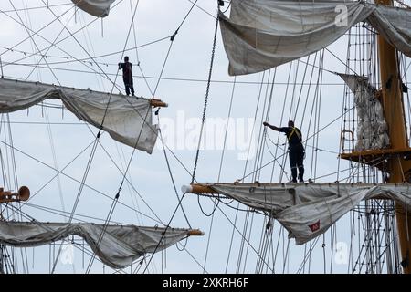 MARIEHAMN, Åland, FINLANDE - 24 JUILLET 2024 : les lumières sont accrochées par des marins équilibrés sur les mâts du grand voilier Guayas de l'Équateur. Premier jour des trois jours Åland Stage de la course de grands voiliers 2024 dans le port principal, Mariehamn, Åland, Finlande. Photo : Rob Watkins/Alamy Live News. INFO : la Tall Ships Race est un événement annuel de voile mettant en vedette des grands voiliers historiques et modernes. Il promeut l'amitié internationale et la formation des jeunes, attirant des participants et des spectateurs du monde entier pour célébrer le patrimoine maritime et l'art de la voile traditionnelle. Banque D'Images