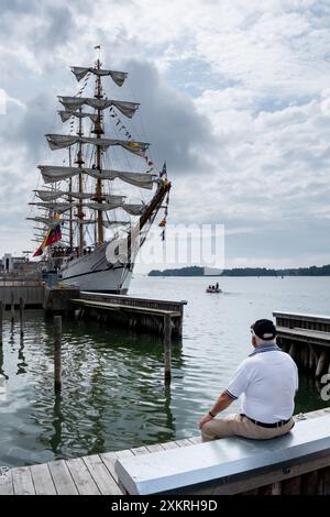 MARIEHAMN, Åland, FINLANDE - 24 JUILLET 2024 : les gens admirent le gigantesque voilier Guayas depuis l'Équateur. Premier jour des trois jours Åland Stage de la course de grands voiliers 2024 dans le port principal, Mariehamn, Åland, Finlande. Photo : Rob Watkins/Alamy Live News. INFO : la Tall Ships Race est un événement annuel de voile mettant en vedette des grands voiliers historiques et modernes. Il promeut l'amitié internationale et la formation des jeunes, attirant des participants et des spectateurs du monde entier pour célébrer le patrimoine maritime et l'art de la voile traditionnelle. Banque D'Images