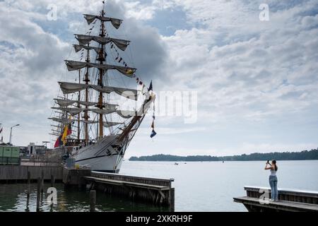 MARIEHAMN, Åland, FINLANDE - 24 JUILLET 2024 : les gens admirent et photographient le gigantesque voilier Guayas depuis l'Équateur. Premier jour des trois jours Åland Stage de la course de grands voiliers 2024 dans le port principal, Mariehamn, Åland, Finlande. Photo : Rob Watkins/Alamy Live News. INFO : la Tall Ships Race est un événement annuel de voile mettant en vedette des grands voiliers historiques et modernes. Il promeut l'amitié internationale et la formation des jeunes, attirant des participants et des spectateurs du monde entier pour célébrer le patrimoine maritime et l'art de la voile traditionnelle. Banque D'Images