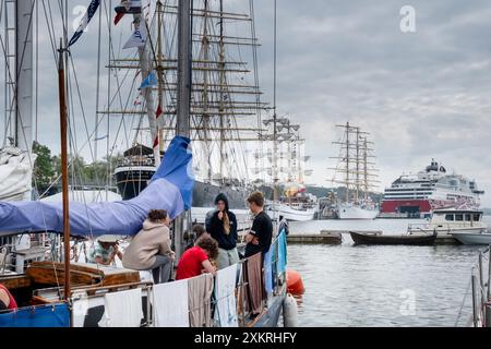 MARIEHAMN, Åland, FINLANDE - 24 JUILLET 2024 : premier jour de l'étape Åland de trois jours de la course de grands voiliers 2024 dans le port principal, Mariehamn, Åland, Finlande. Photo : Rob Watkins/Alamy Live News. INFO : la Tall Ships Race est un événement annuel de voile mettant en vedette des grands voiliers historiques et modernes. Il promeut l'amitié internationale et la formation des jeunes, attirant des participants et des spectateurs du monde entier pour célébrer le patrimoine maritime et l'art de la voile traditionnelle. Banque D'Images