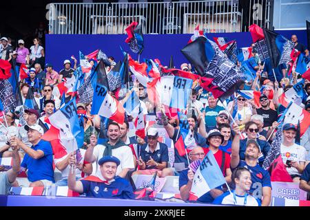 Les fans de France devant Rugby à sept lors des Jeux Olympiques de Paris 2024 le 24 juillet 2024 au stade de France de Saint-Denis Banque D'Images