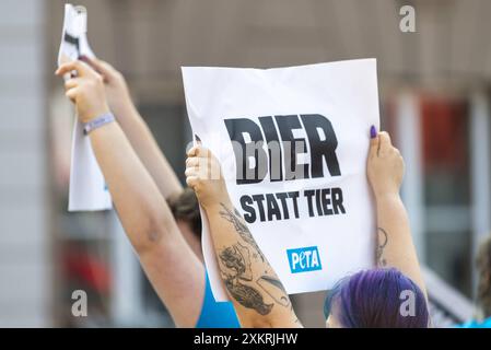 PETA-Protest gegen Fischertag in Memmingen Protestierende Mitglieder von PETA, Deutschlands größter Tierrechtsorganisation gegen die Tierquälerei beim traditionellen Fischertag in Memmingen. NIVEAU D'ÉTAT BIER. Memmingen, Bayern, Deutschland, 20.07.2024 *** manifestation de la PETA contre la Journée des pêcheurs à Memmingen protestation contre les membres de la PETA, la plus grande organisation allemande de défense des droits des animaux, contre la cruauté envers les animaux lors de la traditionnelle Journée des pêcheurs à Memmingen BIÈRE AU LIEU DES ANIMAUX Memmingen, Bavière, Allemagne, 20 07 2024 Copyright : JOKER/WalterxG.xAllgöwer JOKER240720462002 Banque D'Images