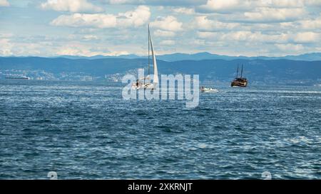 Bateau à voile sur la mer Adriatique, vu de la côte de Piran dans la saison estivale, Slovénie Banque D'Images