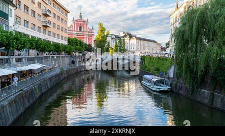 Ljubljana, Slovénie : juillet 4,2024 : vue sur l'église, la rivière et le triple pont en été au centre-ville Banque D'Images