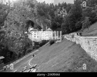 Château de Predjama Castello di Predjama o Castel Lueghi construit dans une grotte près de Postojna. Château Renaissance construit dans une embouchure de grotte dans le centre-sud Banque D'Images