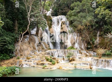Cascade de Kuang si près de Luang Prabang, Laos Banque D'Images