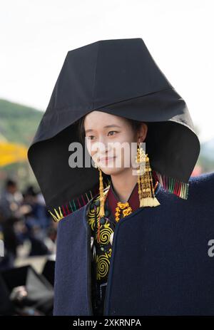 Butuo, province chinoise du Sichuan. 23 juillet 2024. Une femme vêtue d'un costume traditionnel de Yi est vue dans le comté de Butuo de la préfecture autonome de Liangshan Yi, dans la province du Sichuan, au sud-ouest de la Chine, le 23 juillet 2024. Les résidents en costumes traditionnels du groupe ethnique Yi ont participé à la fête de la flamme de quatre jours qui s'est déroulée du 21 au 24 juillet. Crédit : Jiang Hongjing/Xinhua/Alamy Live News Banque D'Images