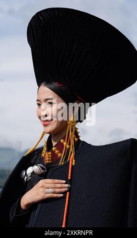 Butuo, province chinoise du Sichuan. 23 juillet 2024. Une femme vêtue d'un costume traditionnel de Yi est vue lors de la fête de la flamme dans le comté de Butuo de la préfecture autonome de Liangshan Yi, dans la province du Sichuan du sud-ouest de la Chine, le 23 juillet 2024. Les résidents en costumes traditionnels du groupe ethnique Yi ont participé à la fête de la flamme de quatre jours qui s'est déroulée du 21 au 24 juillet. Crédit : Jiang Hongjing/Xinhua/Alamy Live News Banque D'Images