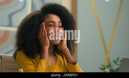 Malade malade malade femme d'affaires afro-américaine femme d'affaires avec ordinateur portable gestionnaire féminin stressé fille fatiguée triste souffrir mal de tête massant les temples mauvais Banque D'Images