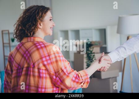 Photo de charmante belle femme mignonne acheter un nouvel appartement appartement immobilier poignée de main à l'intérieur Banque D'Images