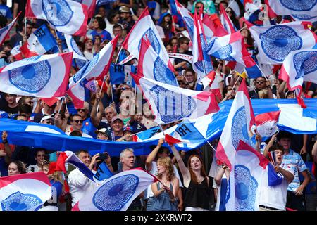 Fans de France lors du match de rugby à sept contre les États-Unis au stade de France, Paris. Date de la photo : mercredi 24 juillet 2024. Banque D'Images