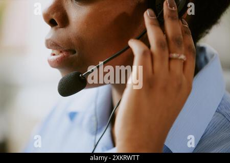 Gros plan moyen d'une main féminine manucurée ajustant son casque filaire sur la tête d'une femme Banque D'Images