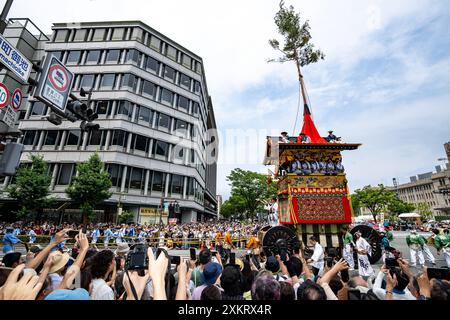 Kyoto, Japon. 24 juillet 2024. Les gens regardent un char décoré pendant le festival Gion à Kyoto, au Japon, le 24 juillet 2024. Le Festival de Gion, qui dure tout le mois de juillet, est un festival traditionnel annuel à Kyoto. Il est né en 869 quand une peste a éclaté à Kyoto. Pour prier pour la paix et l'élimination de la maladie, un grand festival a été organisé. Ce festival a progressivement évolué en un événement annuel fixe et a continué jusqu'à ce jour. Crédit : Zhang Xiaoyu/Xinhua/Alamy Live News Banque D'Images