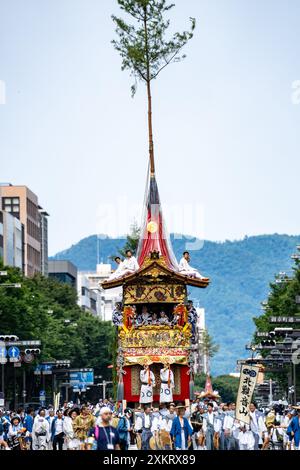 Kyoto, Japon. 24 juillet 2024. Un flotteur décoré est vu lors du Festival Gion à Kyoto, Japon, le 24 juillet 2024. Le Festival de Gion, qui dure tout le mois de juillet, est un festival traditionnel annuel à Kyoto. Il est né en 869 quand une peste a éclaté à Kyoto. Pour prier pour la paix et l'élimination de la maladie, un grand festival a été organisé. Ce festival a progressivement évolué en un événement annuel fixe et a continué jusqu'à ce jour. Crédit : Zhang Xiaoyu/Xinhua/Alamy Live News Banque D'Images