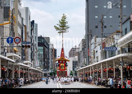 Kyoto, Japon. 24 juillet 2024. Les gens regardent un char décoré pendant le festival Gion à Kyoto, au Japon, le 24 juillet 2024. Le Festival de Gion, qui dure tout le mois de juillet, est un festival traditionnel annuel à Kyoto. Il est né en 869 quand une peste a éclaté à Kyoto. Pour prier pour la paix et l'élimination de la maladie, un grand festival a été organisé. Ce festival a progressivement évolué en un événement annuel fixe et a continué jusqu'à ce jour. Crédit : Zhang Xiaoyu/Xinhua/Alamy Live News Banque D'Images