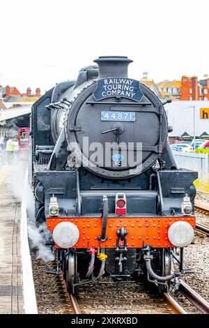 Weymouth, Dorset, Royaume-Uni, 24 juillet 2024. La locomotive à vapeur No. 44871 de classe 5 noire, conduite par Andy Hawkins, est arrivée à Weymouth aujourd'hui mercredi 24 juillet 2024 de London Victoria via Bournemouth, Poole, Wareham et Dorchester. Le train Dorset Coast Express, exploité par la Railway Touring Company, donne aux visiteurs près de trois heures et demie à Weymouth pour découvrir cette charmante ville balnéaire traditionnelle. Crédit John Rose Photography/Alamy Live News Banque D'Images