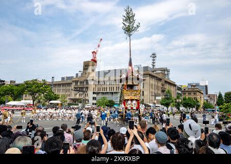 Kyoto, Japon. 24 juillet 2024. Les gens regardent un char décoré pendant le festival Gion à Kyoto, au Japon, le 24 juillet 2024. Le Festival de Gion, qui dure tout le mois de juillet, est un festival traditionnel annuel à Kyoto. Il est né en 869 quand une peste a éclaté à Kyoto. Pour prier pour la paix et l'élimination de la maladie, un grand festival a été organisé. Ce festival a progressivement évolué en un événement annuel fixe et a continué jusqu'à ce jour. Crédit : Zhang Xiaoyu/Xinhua/Alamy Live News Banque D'Images