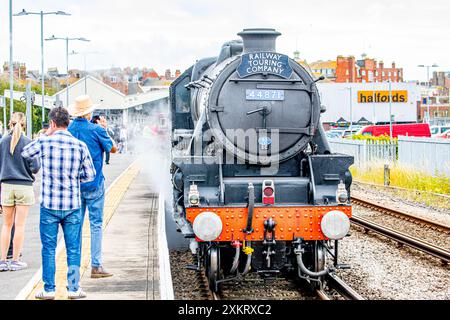 Weymouth, Dorset, Royaume-Uni, 24 juillet 2024. La locomotive à vapeur No. 44871 de classe 5 noire, conduite par Andy Hawkins, est arrivée à Weymouth aujourd'hui mercredi 24 juillet 2024 de London Victoria via Bournemouth, Poole, Wareham et Dorchester. Le train Dorset Coast Express, exploité par la Railway Touring Company, donne aux visiteurs près de trois heures et demie à Weymouth pour découvrir cette charmante ville balnéaire traditionnelle. Crédit John Rose Photography/Alamy Live News Banque D'Images