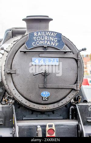 Weymouth, Dorset, Royaume-Uni, 24 juillet 2024. La locomotive à vapeur No. 44871 de classe 5 noire, conduite par Andy Hawkins, est arrivée à Weymouth aujourd'hui mercredi 24 juillet 2024 de London Victoria via Bournemouth, Poole, Wareham et Dorchester. Le train Dorset Coast Express, exploité par la Railway Touring Company, donne aux visiteurs près de trois heures et demie à Weymouth pour découvrir cette charmante ville balnéaire traditionnelle. Crédit John Rose Photography/Alamy Live News Banque D'Images