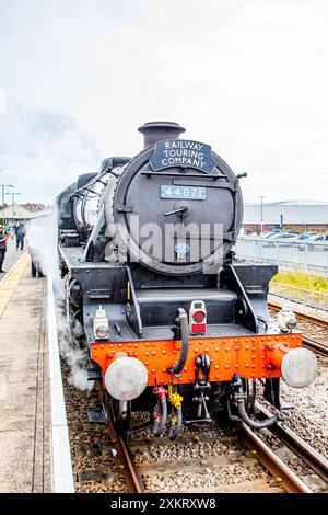 Weymouth, Dorset, Royaume-Uni, 24 juillet 2024. La locomotive à vapeur No. 44871 de classe 5 noire, conduite par Andy Hawkins, est arrivée à Weymouth aujourd'hui mercredi 24 juillet 2024 de London Victoria via Bournemouth, Poole, Wareham et Dorchester. Le train Dorset Coast Express, exploité par la Railway Touring Company, donne aux visiteurs près de trois heures et demie à Weymouth pour découvrir cette charmante ville balnéaire traditionnelle. Crédit John Rose Photography/Alamy Live News Banque D'Images