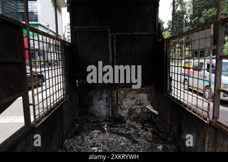 Dhaka, Dhaka, Bangladesh. 24 juillet 2024. Le poste de police de Dhanmondi à Dacca a été complètement incendié par les manifestants. Un mouvement non violent s'est transformé en violence lorsque la police et la Chhatra League ont attaqué les quotas protestant contre les étudiants. (Crédit image : © Syed Mahabubul Kader/ZUMA Press Wire) USAGE ÉDITORIAL SEULEMENT! Non destiné à UN USAGE commercial ! Banque D'Images