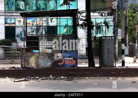 Dhaka, Dhaka, Bangladesh. 24 juillet 2024. Le poste de police de Dhanmondi à Dacca a été complètement incendié par les manifestants. Un mouvement non violent s'est transformé en violence lorsque la police et la Chhatra League ont attaqué les quotas protestant contre les étudiants. (Crédit image : © Syed Mahabubul Kader/ZUMA Press Wire) USAGE ÉDITORIAL SEULEMENT! Non destiné à UN USAGE commercial ! Banque D'Images