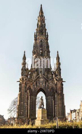 Édimbourg, Écosse - 16 janvier 2024 - la statue de l'explorateur David Livingstone devant le Scott Monument est un monument gothique victorien à Princes Banque D'Images