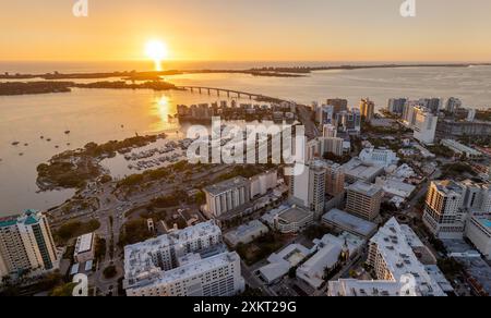 Sarasota, Floride au coucher du soleil. Architecture du centre-ville américain avec immeubles de bureaux de grande hauteur. Développement immobilier en Floride. Voyages aux États-Unis Banque D'Images