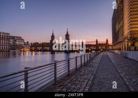 Oberbaumbruecke sur la rivière Spree à Berlin après le coucher du soleil Banque D'Images